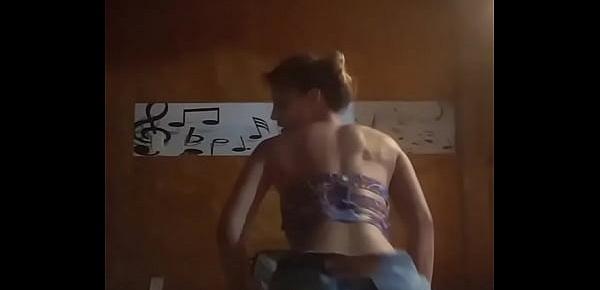  Galeguinha1999 dançando funk de shortinho no quarto